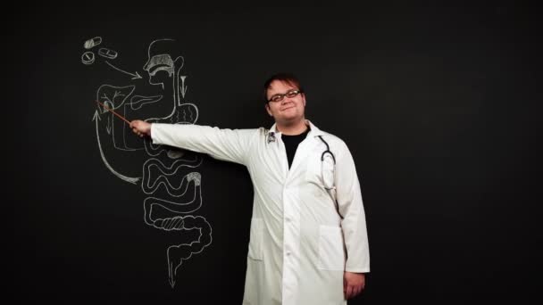 Arzt im Laborkittel spricht über Pillen, die bei Leberschmerzen helfen - Filmmaterial, Video