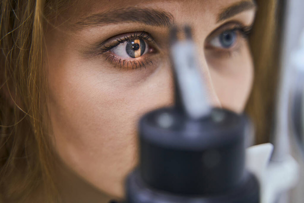 Mladá žena má oční vyšetření na klinice - Fotografie, Obrázek