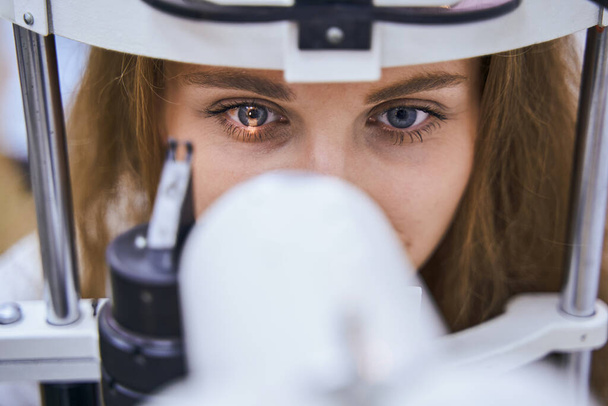 Молодая женщина, осматривающая зрение в клинике - Фото, изображение