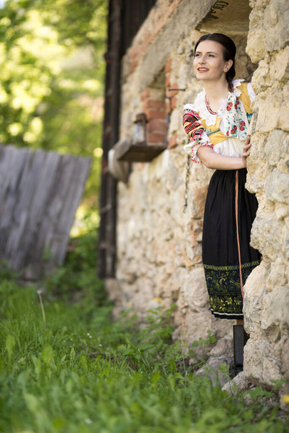 Kaunis nainen yllään perinteinen slovak folk puvut. - Valokuva, kuva