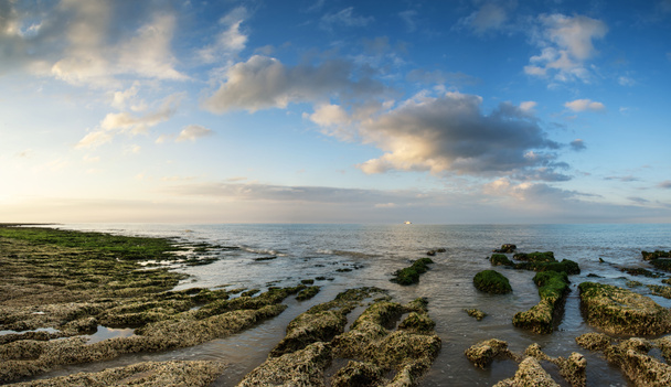 a sziklás tengerpart és b tengerre néző panoráma táj - Fotó, kép