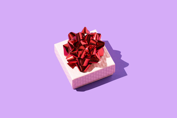Scatola regalo di compleanno con fiocco rosso celebrazione di una vacanza - Foto, immagini