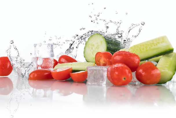 Gurke, Tomaten Wasser auf weißem Hintergrund mit Eiswürfeln und Crushed Ice - Foto, Bild