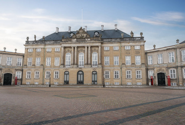 Палац Амалієнборг - палац Кристіана IX, офіційна резиденція королеви Маргрете II - Копенгаген, Данія. - Фото, зображення