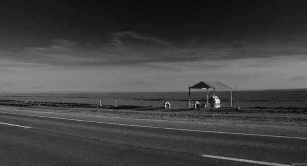 Fotografia del Desierto de Atacama en Chile y animita, monumento tipico que se hace a personas que mueren en las carreteras o caminos en Chile. - Foto, Bild