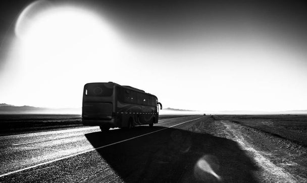 Fotografia del Desierto de Atacama en Chile con un bus viajando al San Pedro de Atacama - 写真・画像