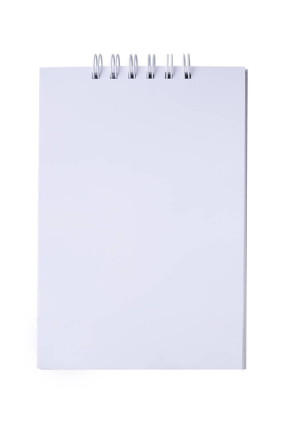 bloc de notas en blanco con encuadernación en espiral aislado sobre fondo blanco - Foto, imagen