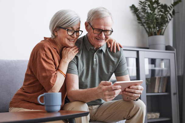 Lächelndes Senioren-Paar mit Tablet - Foto, Bild