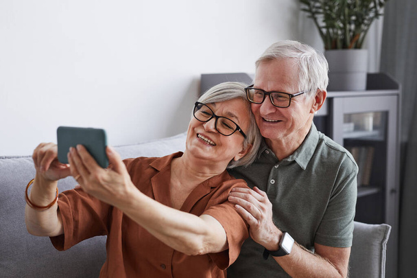 Modern nyugdíjas pár vesz Selfie - Fotó, kép