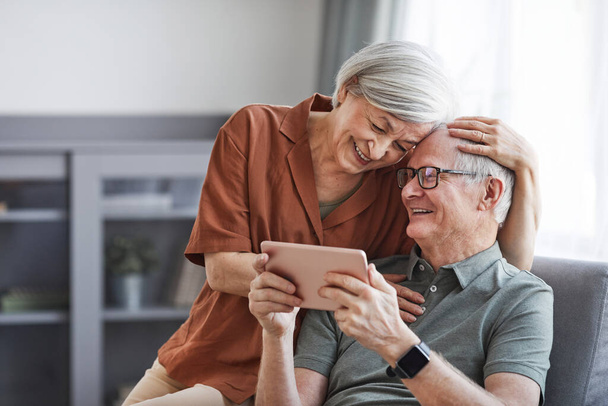 Couple âgé insouciant utilisant la tablette - Photo, image