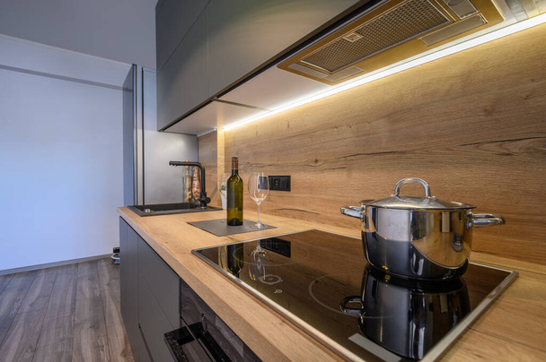 Moderni ylellinen tummanharmaa keittiö - Valokuva, kuva