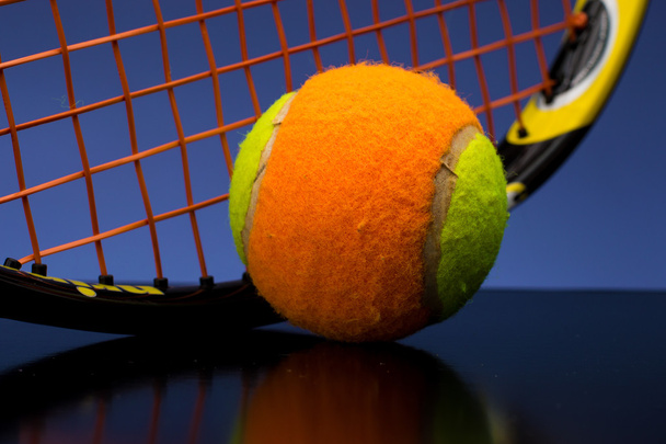 tenisový míč pro děti s tenisovou raketu na modrém pozadí - Fotografie, Obrázek