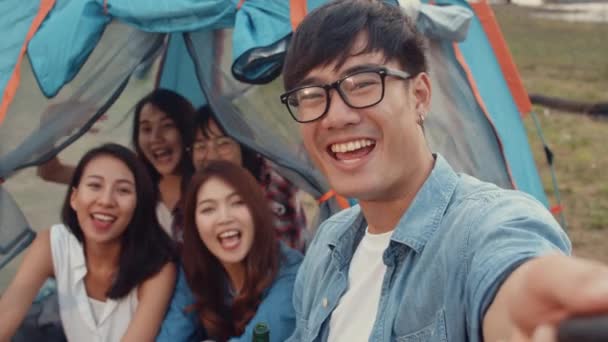 Grupa najlepszych przyjaciół z Azji nastolatki zrobić zdjęcie selfie i wideo z aparatem telefonicznym cieszyć się szczęśliwe chwile razem wewnątrz namiotów w parku narodowym. Na tle piękna przyroda, góry i jezioro. - Materiał filmowy, wideo