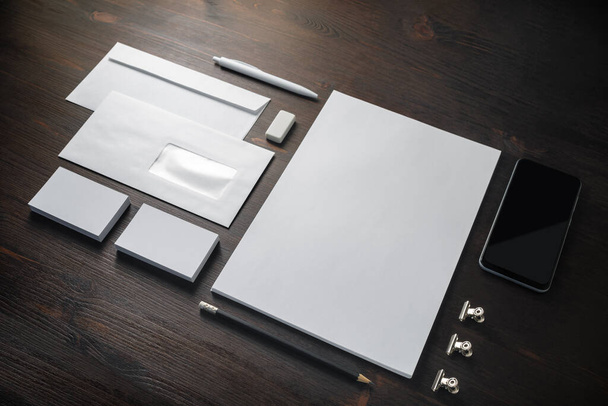 Λευκά εταιρικά χαρτικά που σε ξύλινο τραπέζι φόντο. Πρότυπο για το σχεδιασμό εμπορικών σημάτων. Προσομοίωση μάρκας. - Φωτογραφία, εικόνα