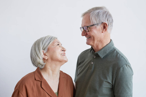 Glimlachend seniorenpaar kijkend naar elkaar - Foto, afbeelding
