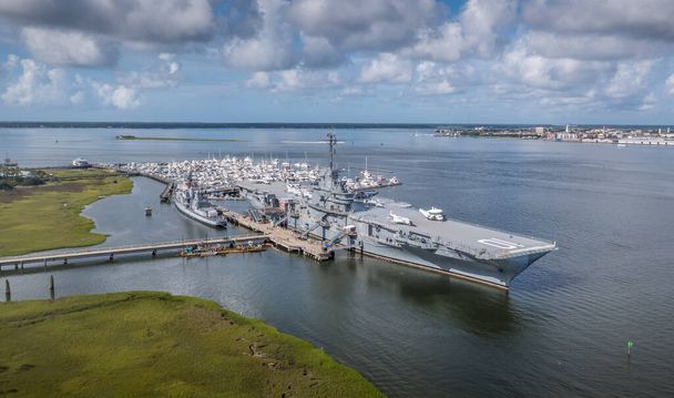 Aerial view of the USS Yorktown aircraft carrier docked permanently at Patriots Point in Mount Pleasant, Charleston South Carolina - Foto, afbeelding
