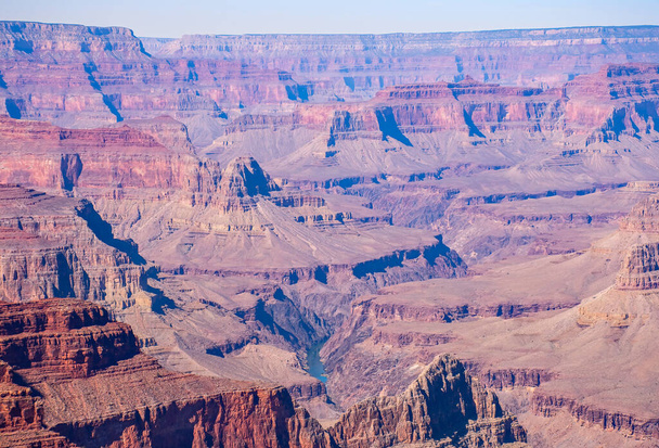Une vue du Grand Canyon depuis le bord sud montre ses nombreuses couches et couleurs, ainsi que le fleuve Colorado à partir duquel il a été formé. - Photo, image