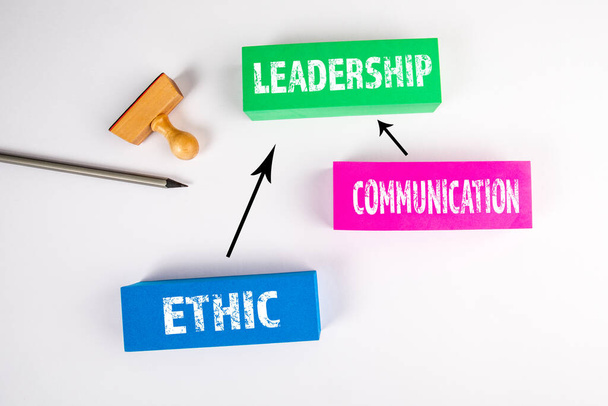 Vedení. Etický a komunikační koncept. Barevné bloky a tužka na bílém pozadí - Fotografie, Obrázek