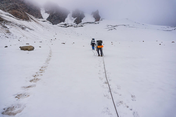 L'uomo che fa escursioni in alta montagna sul ghiacciaio - Foto, immagini