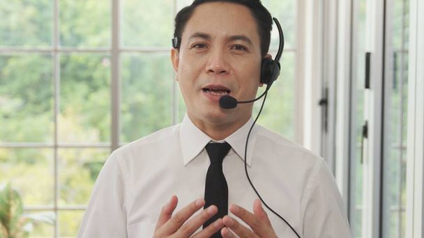 Vidéo caméra d'appel de l'homme d'affaires parle activement en vidéoconférence - Photo, image