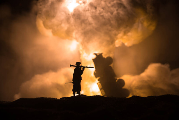 Στρατιωτική σιλουέτα με μπαζούκα. Έννοια πολέμου. Στρατιωτικές σιλουέτες μάχονται σκηνή στο φόντο του ουρανού ομίχλη του πολέμου, Στρατιώτης Silhouette στοχεύοντας στο στόχο τη νύχτα. Επίθεση σκηνή - Φωτογραφία, εικόνα