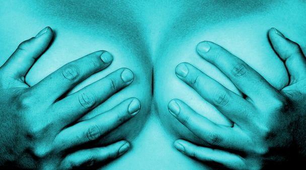 Руки, що охоплюють груди
 - Фото, зображення