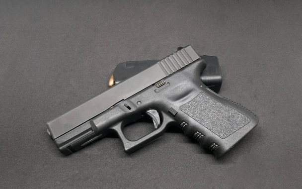 9mm Pistol en geladen tijdschrift op zwarte achtergrond - Foto, afbeelding
