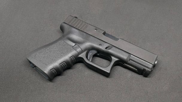 Пистолет 9 мм на черном фоне - Фото, изображение