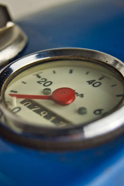 a closeup shot of an old speedometer with a red needle pointing low speed - Fotoğraf, Görsel