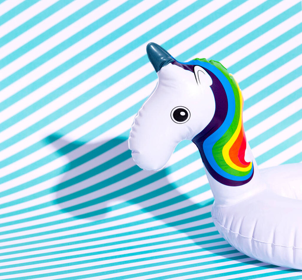 Juguete inflable del unicornio en un background.rainbow azul, lgbt, - Foto, imagen
