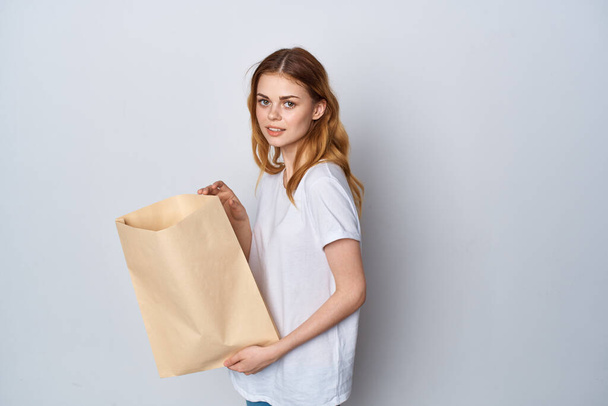 donna in t-shirt bianca con confezione di generi alimentari confezione shopping - Foto, immagini