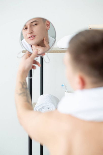 perfect skin aftershave lotion man face mirror - Foto, imagen