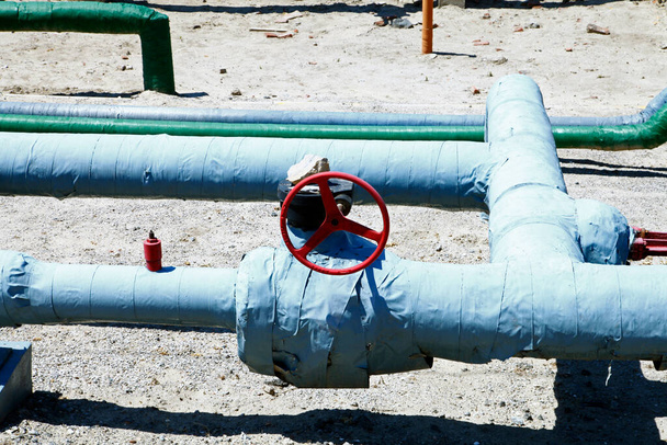 Las tuberías de perforación de aceite y válvulas  - Foto, Imagen