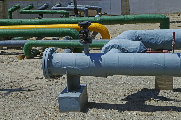 Las tuberías de perforación de petróleo y válvulas, equipos industriales - Foto, Imagen
