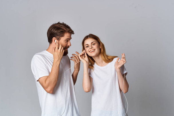 junges Paar mit Kopfhörern hört Musik Emotionen Spaß Lebensstil - Foto, Bild