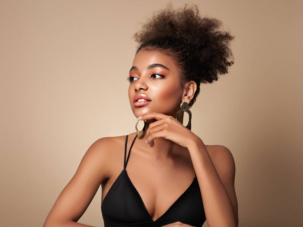 Beauty portrait of African American girl with afro hair. Beautiful black woman. Cosmetics, makeup and fashion - Foto, imagen