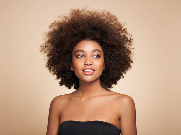 Beauty portrait of African American girl with afro hair. Beautiful black woman. Cosmetics, makeup and fashion - Foto, afbeelding