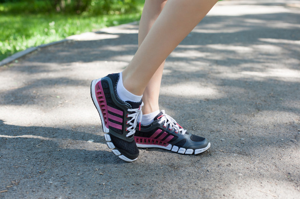 spor ayakkabı kadın ayakları - Fotoğraf, Görsel