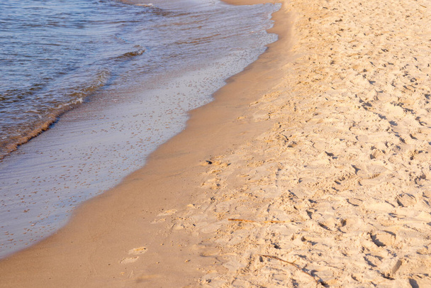Onda suave del mar en la playa de arena.Enfoque suave, imagen borrosa.. - Foto, imagen