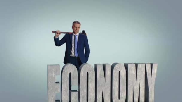 Középkorú üzletember megtöri a gazdaság feliratát - Felvétel, videó