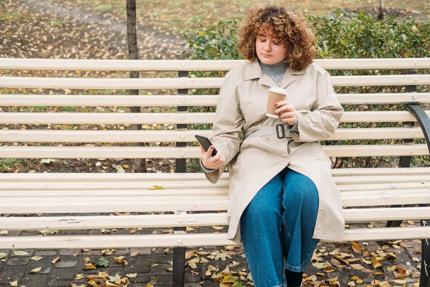 mobile communication autumn day woman phone bench - Foto, afbeelding