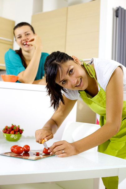 дві жінки на кухні приготування і прийому їжі щасливі - Fotó, kép