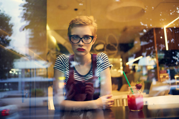 жінка з коротким волоссям сидить у ресторані коктейлі дозвілля спосіб життя
 - Фото, зображення