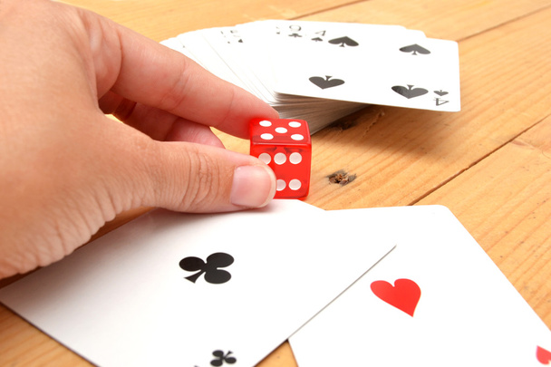 Poker karty s červené kostky - Fotografie, Obrázek