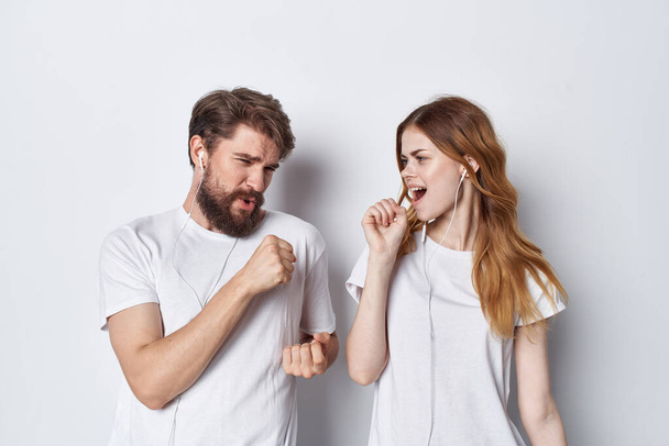 iloinen nuori pari valkoisissa t-paidoissa viihde tunteita ystävyys positiivinen - Valokuva, kuva