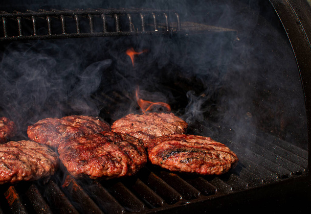 Domácí maso BBQ hamburgery placky na hamburger vaření na hořícím grilu grilování. - Fotografie, Obrázek