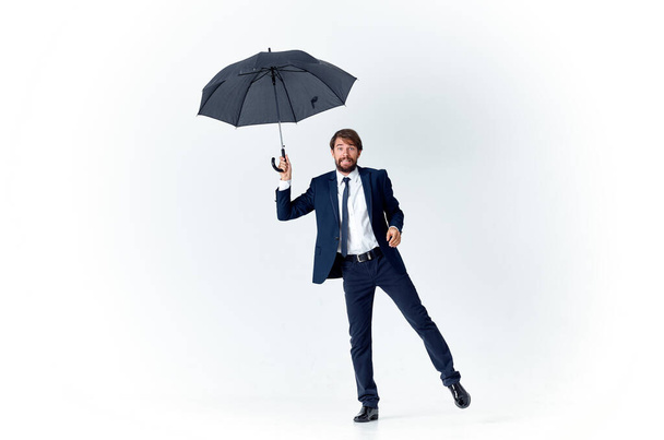 hombre de traje con paraguas protección contra la lluvia - Foto, imagen