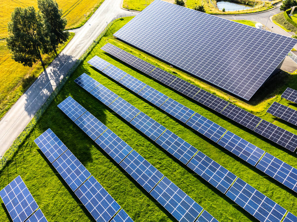 Vista aérea de un parque solar - Foto, Imagen