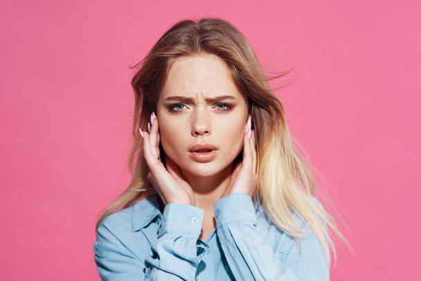 csinos szőke kék ing kozmetikumok rózsaszín háttér - Fotó, kép