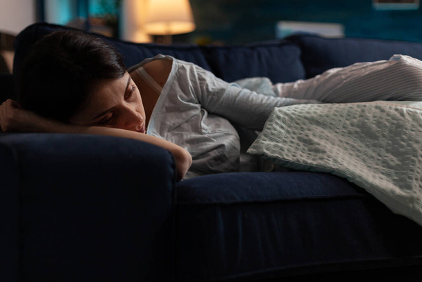 Traumatizovaná depresivní žena pláče ležící na gauči - Fotografie, Obrázek